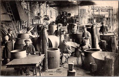 photographie en noir et blanc d'un groupe de personnes travaillant dans une usine
