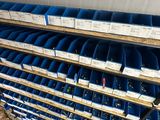 il y a beaucoup de bacs bleus sur les rayons du magasin