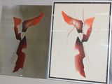 Il y a deux tableaux accrochés au mur : l'un est rouge et l'autre est en noir et blanc.