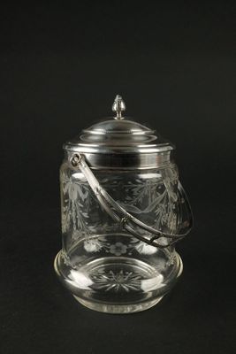 un bocal en verre ancien plaqué argent, surmonté d'une cuillère