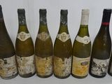 six bouteilles de vin sont alignées sur une table