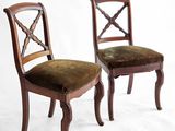 paire de chaises avec assise rembourrée de velours marron et pieds en bois