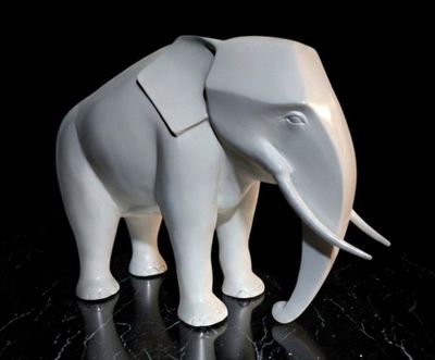 un éléphant blanc posé sur une surface noire