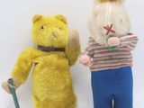 deux peluches qui se tiennent l'une à côté de l'autre