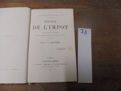 un livre ouvert posé sur une table en bois, à côté d'une règle