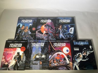 Les couvertures des bandes dessinées sont alignées sur la table.