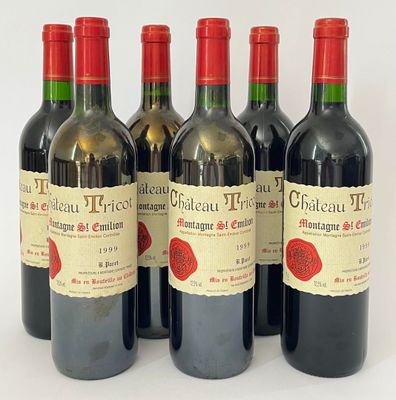 six bouteilles de vin rouge sont alignées sur une surface blanche