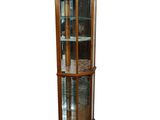 une vitrine en bois munie de portes vitrées