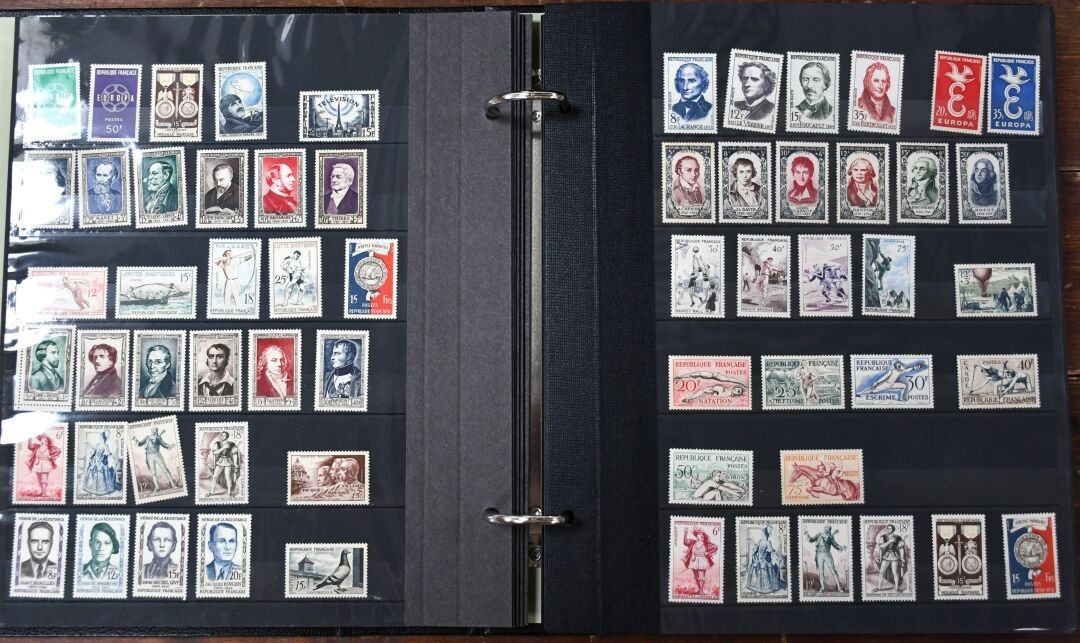 Deux albums de timbres France et Monde.