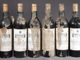 plusieurs bouteilles de vin sont alignées sur une table