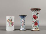 trois vases aux motifs variés posés sur une table