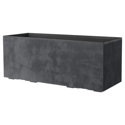 La grande jardinière rectangulaire est en béton.