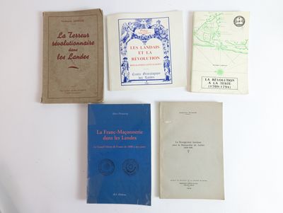 plusieurs livres sont alignés sur une table à fond blanc