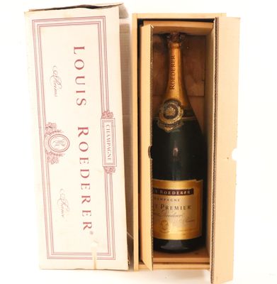 une boîte ouverte contenant une bouteille de champagne, posée sur une surface blanche