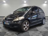 une photo d'une mercedes noire de classe b garée sur un sol en damier