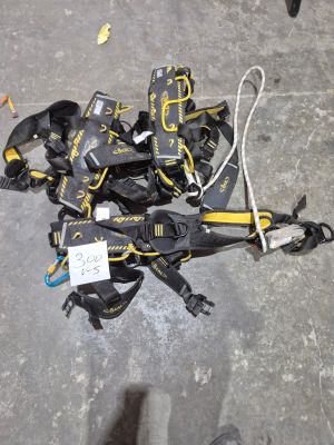 un tas d'objets noirs et jaunes par terre