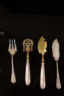 Lot de quatre pièces pour mignardises comprenant : - Un cout…