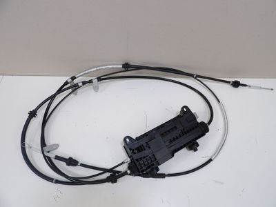 un gros plan d'un appareil électronique noir posé sur une surface blanche