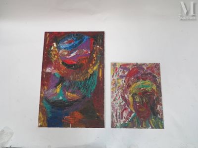 trois tableaux accrochés au mur d'une pièce aux murs blancs