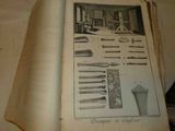 un vieux livre sur lequel sont posés tout un tas d'outils