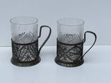 deux tasses en verre posées l'une à côté de l'autre sur une table