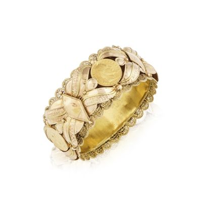 gros plan d'une bague en or sur fond blanc