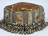 bracelet en argent orné de pierres rouges et de perles en argent sur un fond blanc