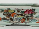 une petite jardinière remplie de fleurs et de fruits