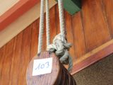 une horloge suspendue au plafond d'un restaurant