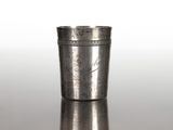 une coupe en argent posée sur une table
