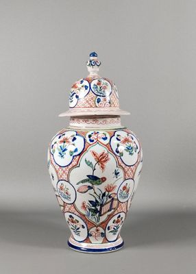 une image représentant un vase muni d'un couvercle sur fond gris