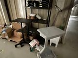 une pièce avec un bureau et une chaise