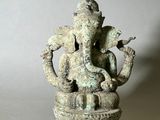 statue représentant un éléphant avec un homme assis sur son dos