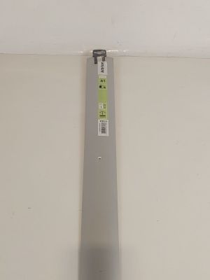 gros plan d'un objet métallique sur une surface blanche