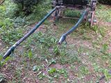 un cheval tirant une charrette chargée de foin dans la cour