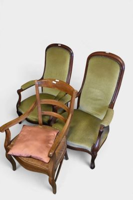deux chaises vertes et une chaise avec un coussin rose sur fond blanc