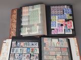 un livre ouvert avec des timbres, posé sur une table