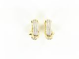 une paire de boucles d'oreilles en or et en argent sur fond blanc