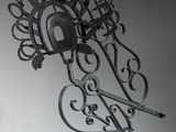 une horloge accrochée au mur de la pièce