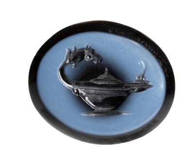 une photo d'une assiette noire et bleue sur laquelle figure un oiseau
