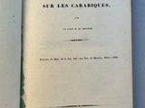 un livre ouvert dont la couverture porte le titre d'un poème écrit en français