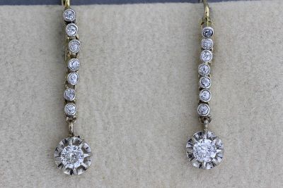 Paire de boucles d’oreilles en or ornées d’une chute de diamants se te
