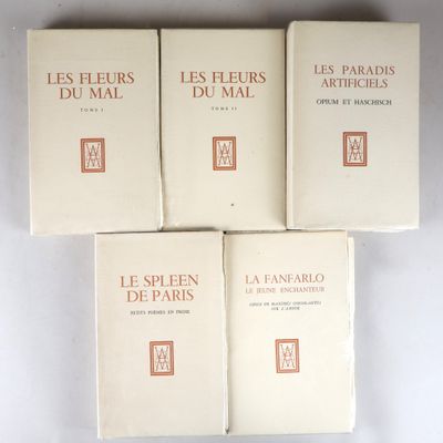 quatre livres sont empilés sur une table
