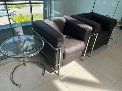 deux chaises et une table dans le hall d'un immeuble