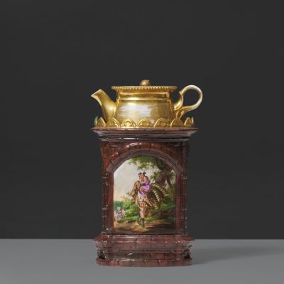 un vase avec un tableau posé sur une table