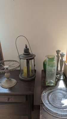 une petite table sur laquelle se trouvent une lampe et une assiette