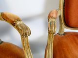 un gros plan sur une paire de chaises en bois