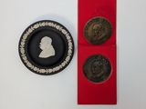 une image montrant une assiette sur laquelle figure l'image d'un homme, à côté d'une autre assiette sur laquelle figure également l'image d'un homme