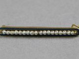 un gros plan d'une broche ornée de perles