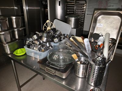de nombreuses casseroles et poêles sur la table de la cuisine